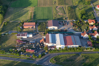 Aussengelände mit Flugzeugen und Panzern und Museums- Gebäude- Ensemble des Museums für Militär- und Zeitgeschichte e. V. in Stammheim in Kolitzheim im Bundesland Bayern, Deutschland