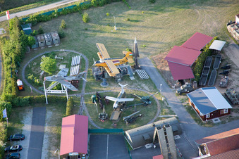 Flugzeug- und Militärtechnik auf dem Freigelände des Museums- Gebäude- Ensemble Stammheim am Waldweg im Ortsteil Stammheim in Kolitzheim im Bundesland Bayern, Deutschland
