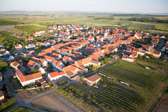 Schrägluftbild von Ortsteil Lindach in Kolitzheim im Bundesland Bayern, Deutschland