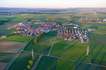 Dorfansicht aus Westen im Ortsteil Unterspiesheim in Kolitzheim im Bundesland Bayern, Deutschland
