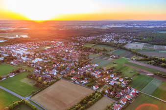 Ortsansicht aus Westen bei Sonnenuntergang in Schwebheim im Bundesland Bayern, Deutschland