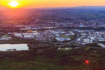 Luftbild von Industriegebiet HAFEN WEST und HAFEN OST hinter der A70 bei Sonnenuntergang in Schweinfurt im Bundesland Bayern, Deutschland