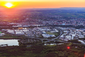 Luftaufnahme von Industriegebiet HAFEN WEST und HAFEN OST hinter der A70 bei Sonnenuntergang in Schweinfurt im Bundesland Bayern, Deutschland