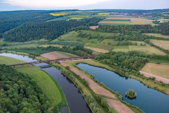 Eisenbahnbrücke über die Weser im Ortsteil Meinbrexen in Lauenförde im Bundesland Niedersachsen, Deutschland