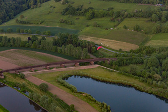 Luftbild von Eisenbahnbrücke über die Weser im Ortsteil Meinbrexen in Lauenförde im Bundesland Niedersachsen, Deutschland