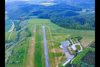 Luftbild von Flugplatz Höxter-Holzminden (EDVI) auf dem Rauschenberg im Ortsteil Albaxen im Bundesland Nordrhein-Westfalen, Deutschland