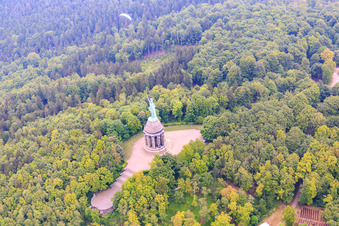 Luftaufnahme von Hermannsdenkmal im Ortsteil Hiddesen in Detmold im Bundesland Nordrhein-Westfalen, Deutschland