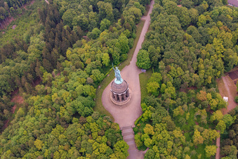Hermannsdenkmal im Ortsteil Hiddesen in Detmold im Bundesland Nordrhein-Westfalen, Deutschland von oben
