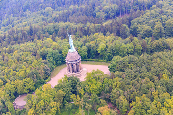 Hermannsdenkmal im Ortsteil Hiddesen in Detmold im Bundesland Nordrhein-Westfalen, Deutschland von oben gesehen