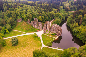 Externsteine Kultstätte aus dem Mittelalter mit Naturschutzgebiet im Ortsteil Holzhausen-Externsteine in Horn-Bad Meinberg im Bundesland Nordrhein-Westfalen, Deutschland von oben