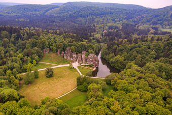 Externsteine Kultstätte aus dem Mittelalter mit Naturschutzgebiet im Ortsteil Holzhausen-Externsteine in Horn-Bad Meinberg im Bundesland Nordrhein-Westfalen, Deutschland aus der Luft