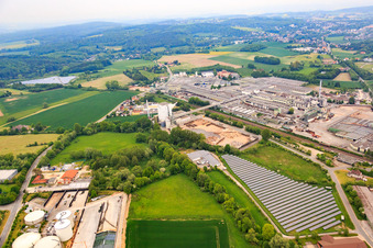 Freiflächen PV-Analage vor dem Kraftwerk Horn GmbH Horn Bad Meinberg in Horn-Bad Meinberg im Bundesland Nordrhein-Westfalen, Deutschland