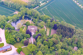 Grevenburg von Falk Peter Freiherr von Oeynhausen im Ortsteil Sommersell in Nieheim im Bundesland Nordrhein-Westfalen, Deutschland