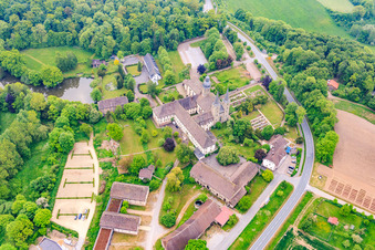 Luftbild von Abteikirche St. Jakobus der Ältere Marienmünster im Ortsteil Münsterbrock im Bundesland Nordrhein-Westfalen, Deutschland