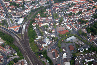 Gleisverlauf und Gebäude des Hauptbahnhofes der Deutschen Bahn in Hameln im Bundesland Niedersachsen, Deutschland