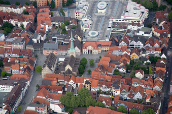 Kirchengebäude der Marktkirche St. Nicolai vor der Stadtgalerie im Altstadt- Zentrum der Innenstadt in Hameln im Bundesland Niedersachsen, Deutschland
