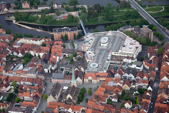 Luftbild von Kirchengebäude der Marktkirche St. Nicolai vor der Stadtgalerie im Altstadt- Zentrum der Innenstadt in Hameln im Bundesland Niedersachsen, Deutschland