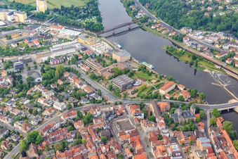 Rattenfänger-Halle und Weser-Promenade in Hameln im Bundesland Niedersachsen, Deutschland