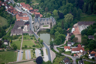 Gebäude und Schloßpark- Anlagen des Wasserschloß Schloss Hämelschenburg im Ortsteil Hämelschenburg in Emmerthal im Bundesland Niedersachsen, Deutschland