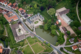 Luftbild von Gebäude und Schloßpark- Anlagen des Wasserschloß Schloss Hämelschenburg im Ortsteil Hämelschenburg in Emmerthal im Bundesland Niedersachsen, Deutschland