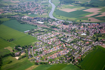Ortsansicht der Straßen und Häuser der Wohngebiete in Bodenfelde im Bundesland Niedersachsen, Deutschland