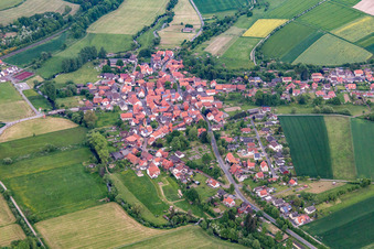 Dorf - Ansicht am Rande von landwirtschaftlichen Feldern und Nutzflächen im Ortsteil Vernawahlshausen in Wesertal im Bundesland Hessen, Deutschland