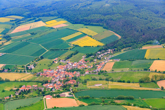 Luftbild von Dorfansicht aus Nordosten im Ortsteil Arenborn in Wesertal im Bundesland Hessen, Deutschland
