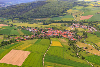 Dorfansicht aus Süden im Ortsteil Vernawahlshausen in Wesertal im Bundesland Hessen, Deutschland