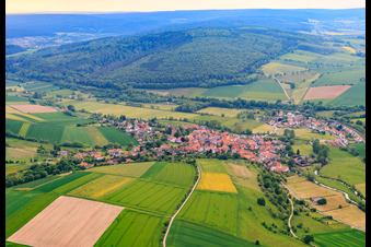 Dorfansicht aus Südosten im Ortsteil Vernawahlshausen in Wesertal im Bundesland Hessen, Deutschland