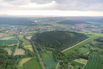 Kurvenförmige Schleife der Uferbereiche am der Schwülme Flußverlauf in Bodenfelde im Bundesland Niedersachsen, Deutschland