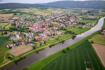 Dorfkern an den Fluß- Uferbereichen der Weser in Wahlsburg im Ortsteil Lippoldsberg in Wesertal im Bundesland Hessen, Deutschland