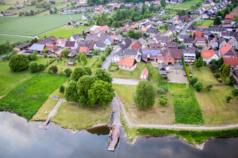 Luftbild von Fähr- Schiff der Weserfähre Wahmbeck in Wahmbeck in Bodenfelde im Bundesland Niedersachsen, Deutschland