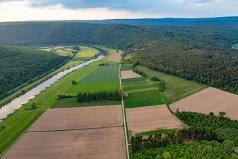 Verlauf der Weser zwischen Hessen und Niedersachsen im Ortsteil Wahmbeck in Bodenfelde, Deutschland