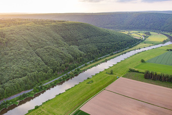 Luftaufnahme von Verlauf der Weser zwischen Hessen und Niedersachsen im Ortsteil Wahmbeck in Bodenfelde, Deutschland