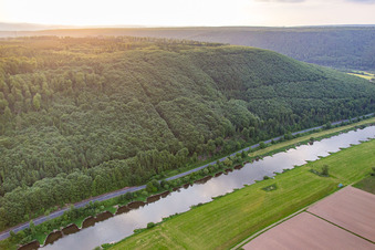 Schrägluftbild von Verlauf der Weser zwischen Hessen und Niedersachsen im Ortsteil Wahmbeck in Bodenfelde, Deutschland