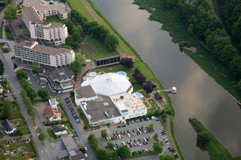Therme und Schwimmbecken am Freibad der Freizeiteinrichtung Weser-Therme im Ortsteil Helmarshausen in Bad Karlshafen im Bundesland Hessen, Deutschland