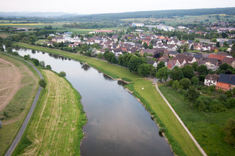 Dorfkern an den Fluß- Uferbereichen der Weser im Ortsteil Wehrden in Boffzen im Bundesland Niedersachsen, Deutschland