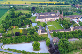 Luftaufnahme von UNESCO Weltkulturerbe Schloss Corvey an der Weser in Höxter im Bundesland Nordrhein-Westfalen, Deutschland