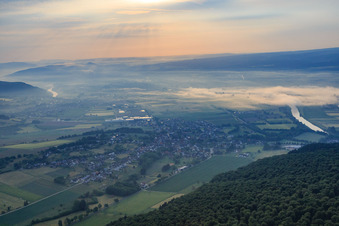 Luftbild von Ortsansicht im Morgennebel von Westen im Ortsteil Albaxen in Höxter im Bundesland Nordrhein-Westfalen, Deutschland
