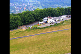 Flugplatz Bad Pyrmont (EDVW) im Ortsteil Kleinenberg im Bundesland Niedersachsen, Deutschland