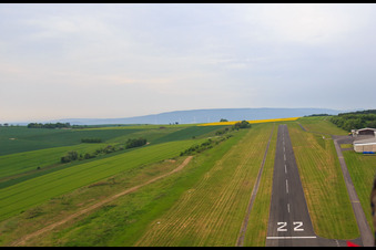 Schrägluftbild von Flugplatz Bad Pyrmont (EDVW) im Ortsteil Kleinenberg im Bundesland Niedersachsen, Deutschland