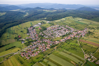 Dorf - Ansicht am Rande von landwirtschaftlichen Feldern und Nutzflächen in Völkersbach in Malsch im Bundesland Baden-Württemberg, Deutschland