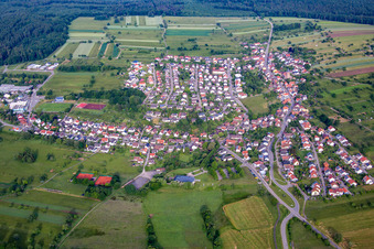 Luftbild von Dorf - Ansicht am Rande von landwirtschaftlichen Feldern und Nutzflächen in Völkersbach in Malsch im Bundesland Baden-Württemberg, Deutschland