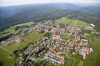 Luftaufnahme von Dorf - Ansicht am Rande von landwirtschaftlichen Feldern und Nutzflächen in Dobel im Bundesland Baden-Württemberg, Deutschland