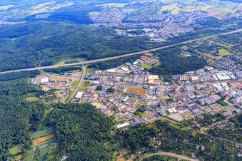 Gewerbegebiet Karlsruher Straße an der Autobahnausfahrt A8 Pforzheim-West mit KLEINER GmbH Stanztechnik, POCO Pforzheim und Fahrrad XXL Pforzheim im Ortsteil Brötzingen im Bundesland Baden-Württemberg, Deutschland