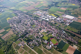 Ortsansicht der Straßen und Häuser der Wohngebiete in Güglingen im Bundesland Baden-Württemberg, Deutschland