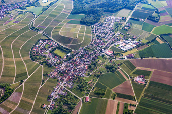 Dorf - Ansicht am Rande von landwirtschaftlichen Feldern und Nutzflächen in Stockheim in Brackenheim im Bundesland Baden-Württemberg, Deutschland