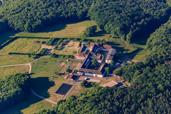 Pferdepension auf dem Kloster Liebfrauenberg in Bad Bergzabern im Bundesland Rheinland-Pfalz, Deutschland von oben