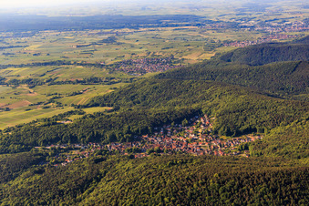 Luftbild von Dorfansicht versteckt im Pfälzerwald aus Norden in Dörrenbach im Bundesland Rheinland-Pfalz, Deutschland