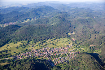 Luftbild von Ortsansicht der Straßen und Häuser der Wohngebiete in Birkenhördt im Bundesland Rheinland-Pfalz, Deutschland